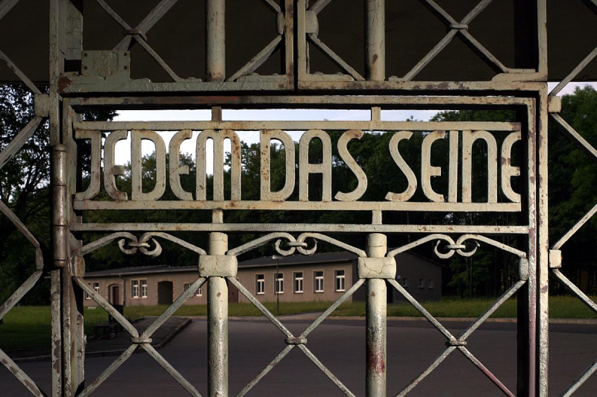 Buchenwald, 2005, Lagertor mit Blick auf die Lagerkommandantur, Sammlung Gedenkstätte Buchenwald, Peter Hansen