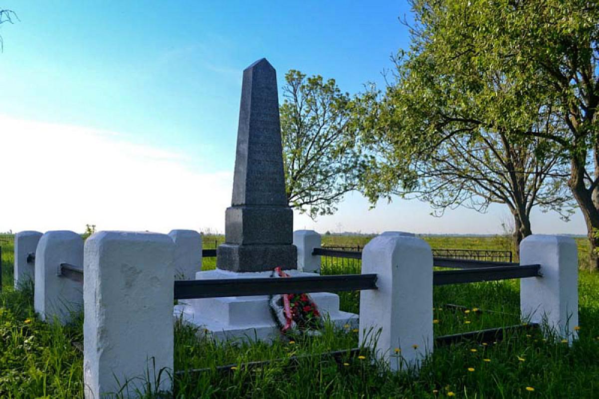 Sluzk, o.D., Denkmal in der Nähe des Dorfes Sloboda, nasledie-sluck.by