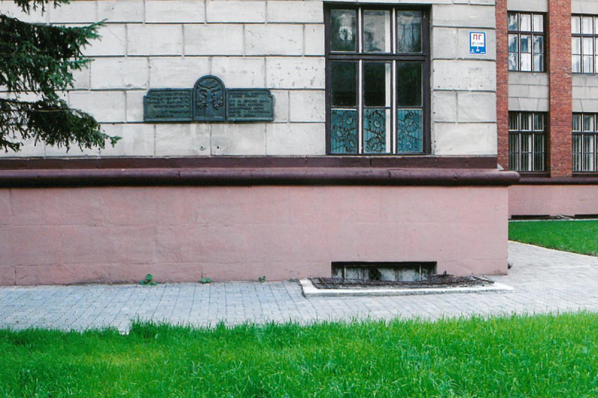 Tarnopol, 2005, Gedenktafel am Gebäude der Medizinischen Universität, Stiftung Denkmal