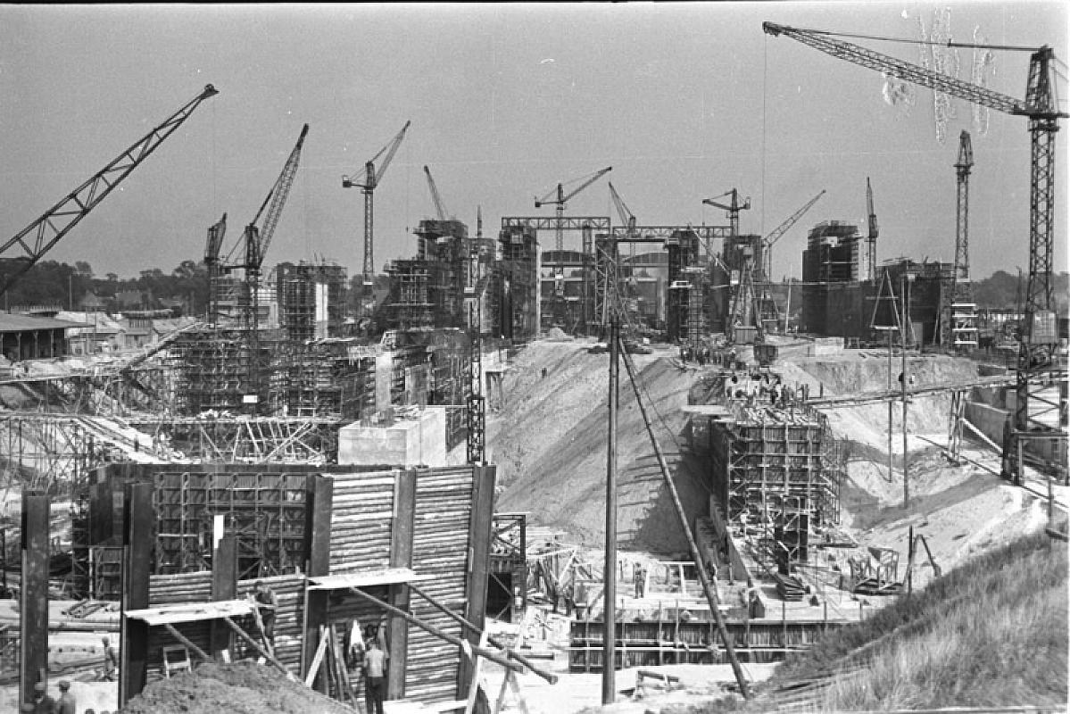 Bremen-Farge, 1944, Construction site of the »Valentin« submarine bunker, Bundesarchiv, Bild 185-10-05A, N/A