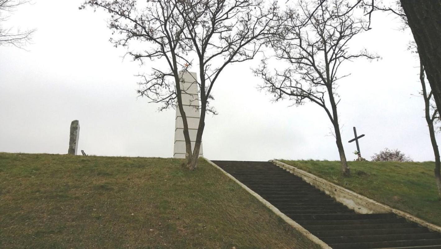 Slonim, 2017, Sowjetisches Denkmal in der Nähe des Dorfes Petralewitschi 1, avner