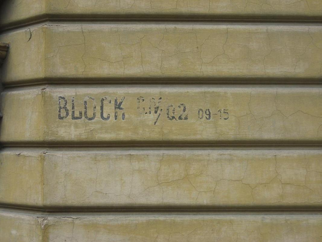 Theresienstadt, 2009, Erhalten gebliebener Schriftzug an einer Hausfassade im ehemaligen Ghetto, Stiftung Denkmal, Adam Kerpel-Fronius