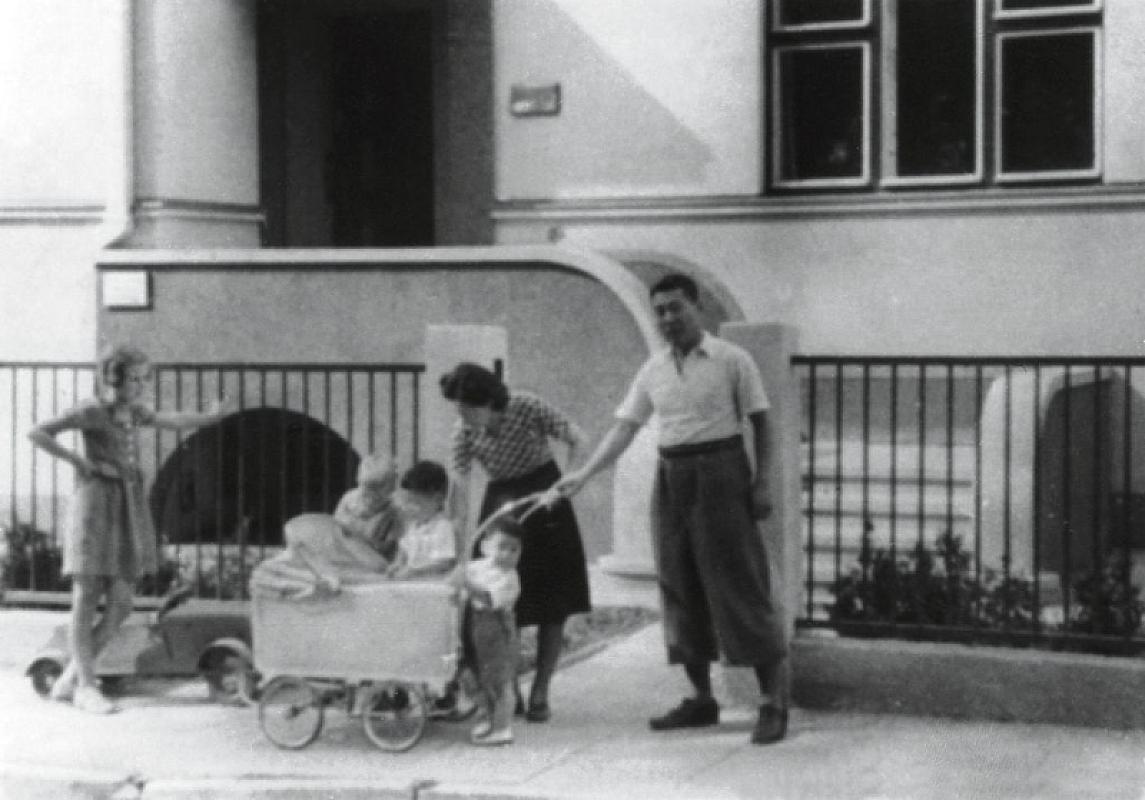 Kaunas, 1940, Suhigara und seine Familie vor dem Konsulat, Sugiharos namai