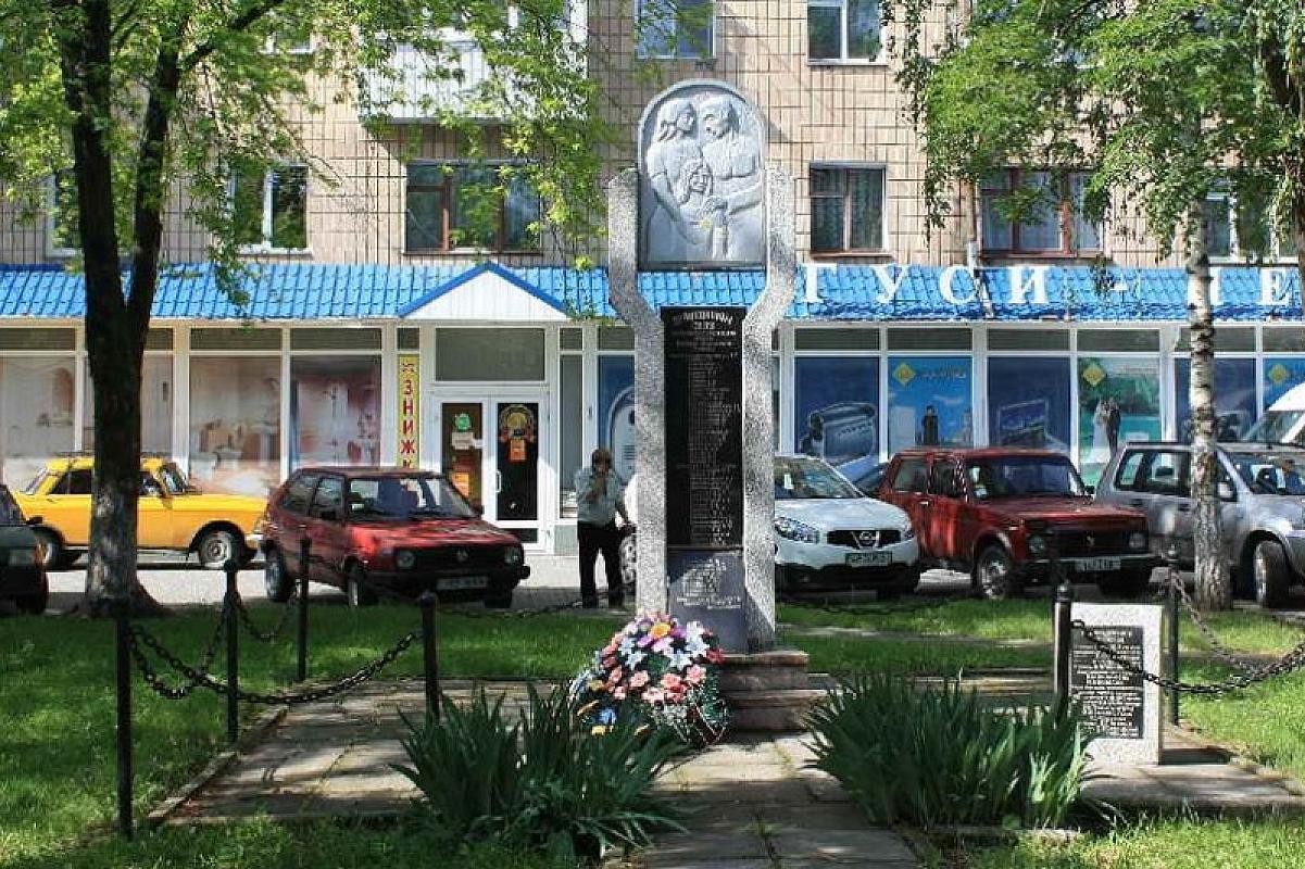 Mohyliw-Podilskyj, o.D., Denkmal für die »Gerechten unter den Völkern«, Jewgennij Schnajder