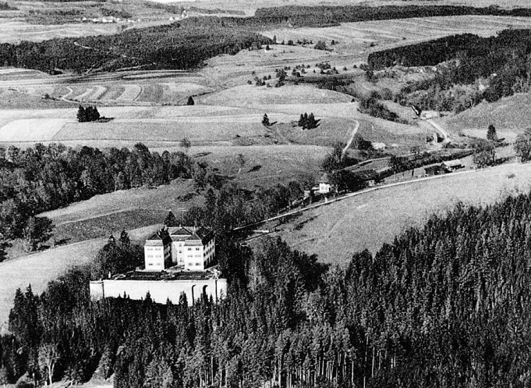 Gomadingen, 1935, Luftaufnahme des Schlosses Grafeneck, Gedenkstätte Grafeneck
