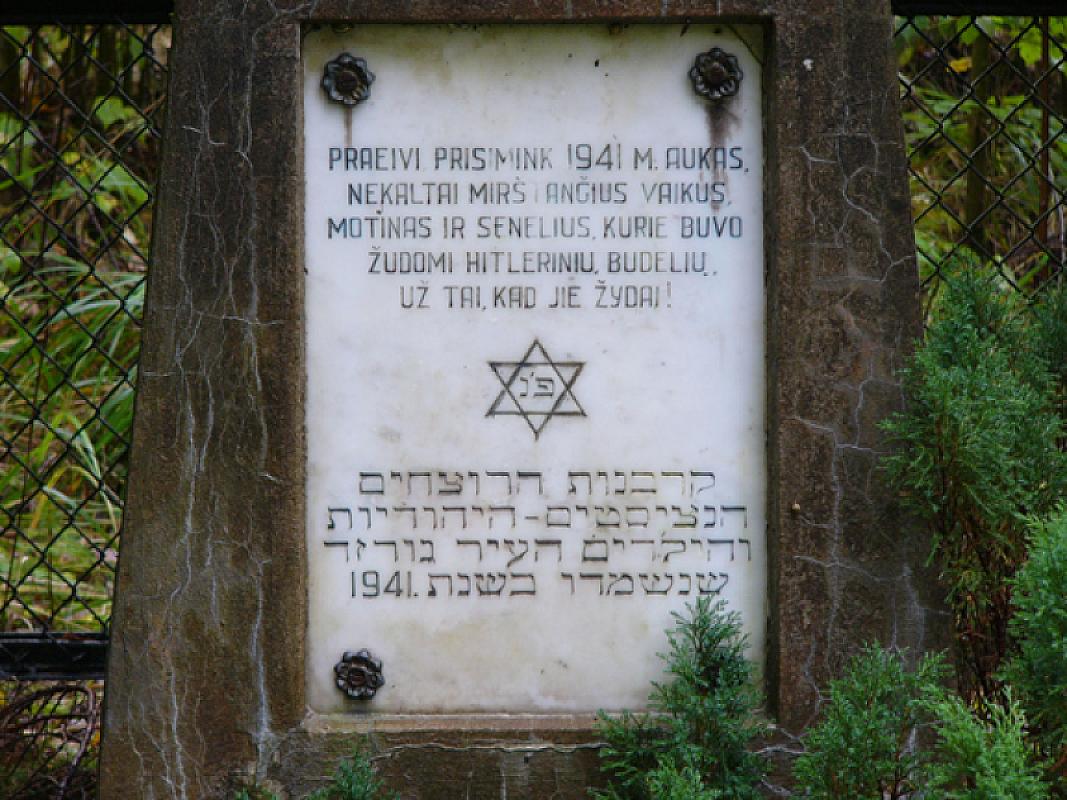 Vėžaičiai, 2004, Nahaufnahme vom Gedenkstein im Wald  bei Vėžaičiai, Stiftung Denkmal