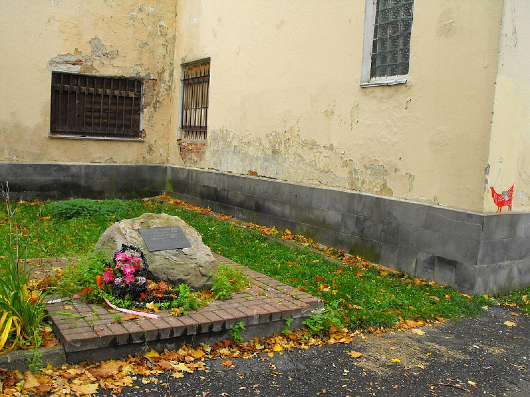 Vitebsk, 2012, Memorial stone in front of the »Metalists' Club«, Avner
