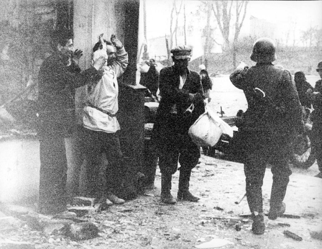 Vitebsk, 1941, German soldiers conducting arrests in the street, Yad Vashem