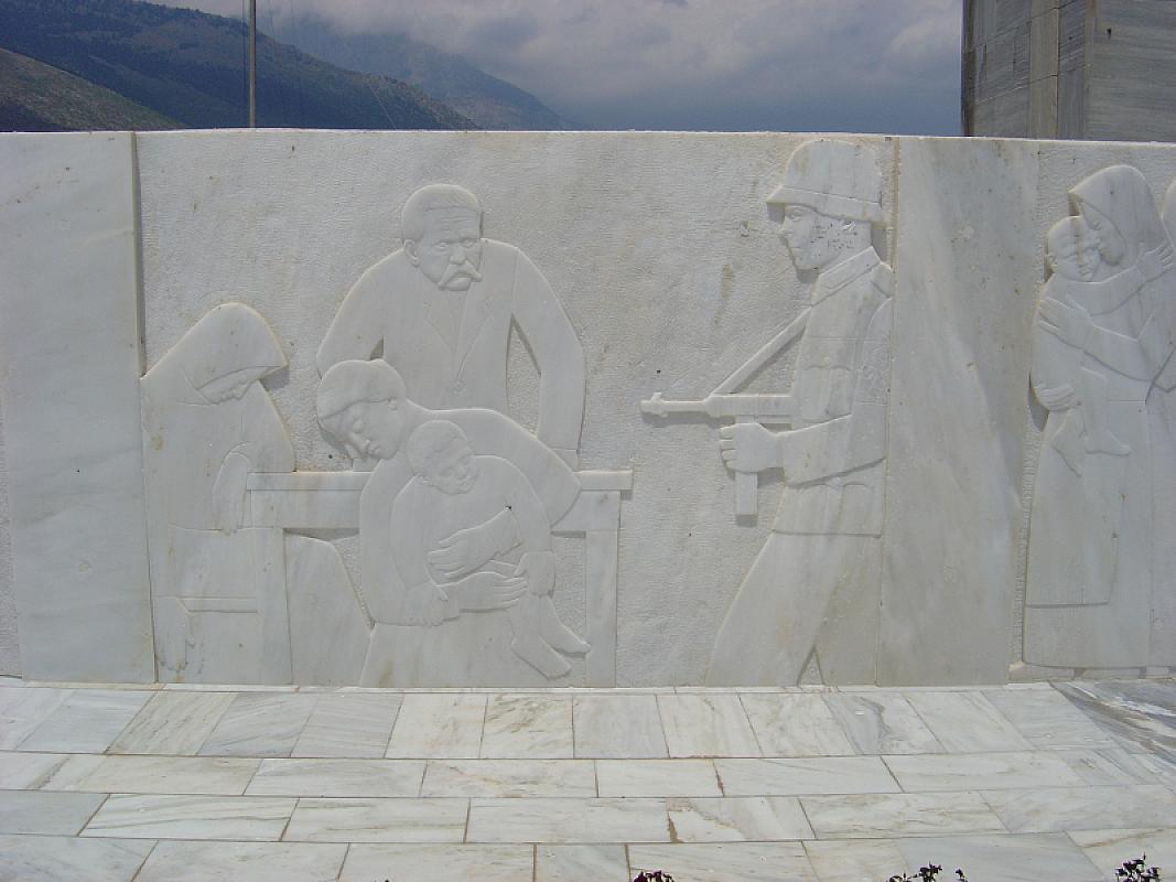 Distomo, 2004, Ausschnitt aus dem Halbrelief mit der Darstellung des Massakers vom 10. Juni 1944, Alexios Menexiadis