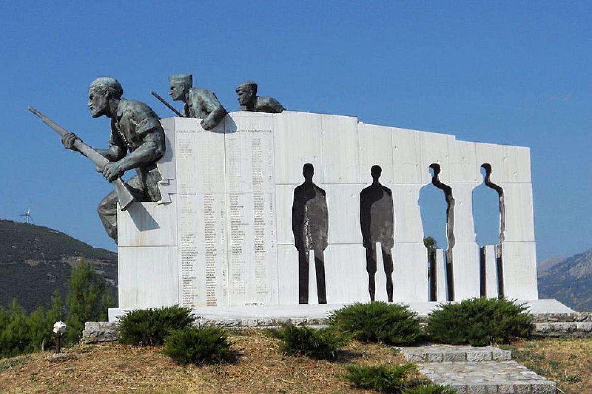 Distomo, 2011, Denkmal bei der Straße nach Athen, Albtalkourtaki