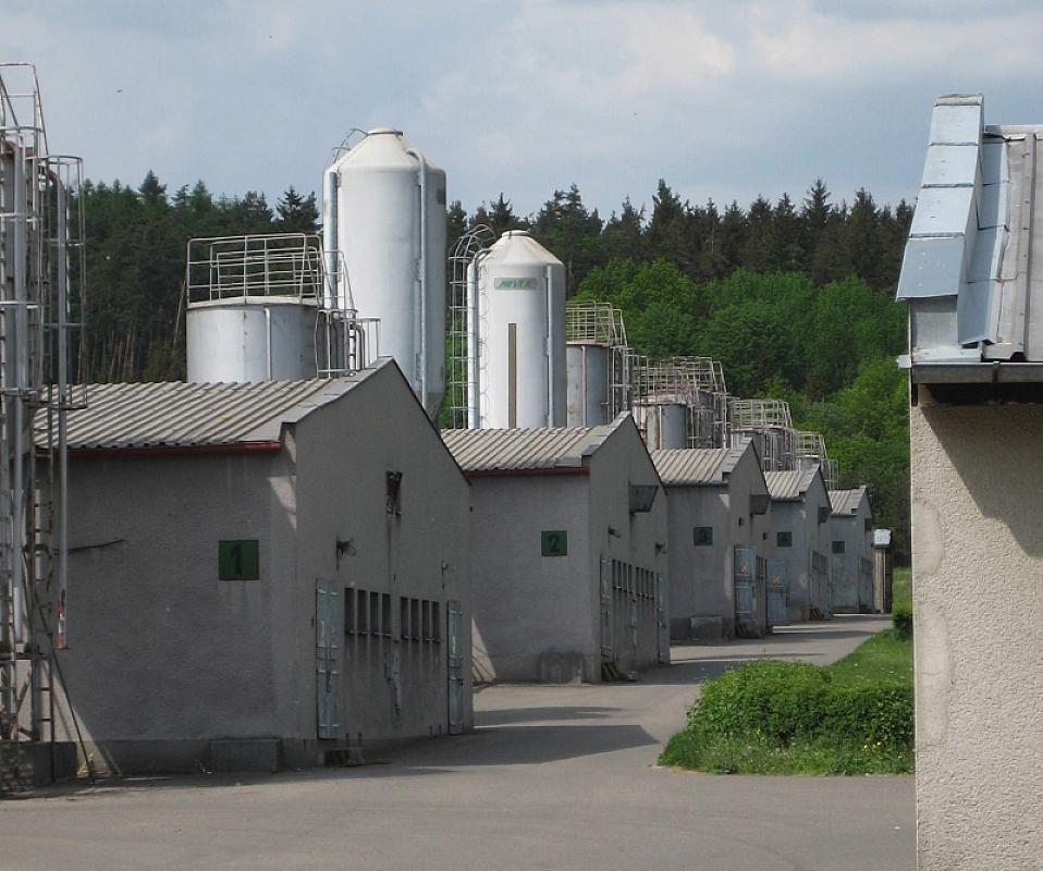 Lety, 2008, Die mittlerweile abgerissene Schweinefarm auf dem Gelände des ehemaligen »Zigeunerlagers Lety«, František Kostlán