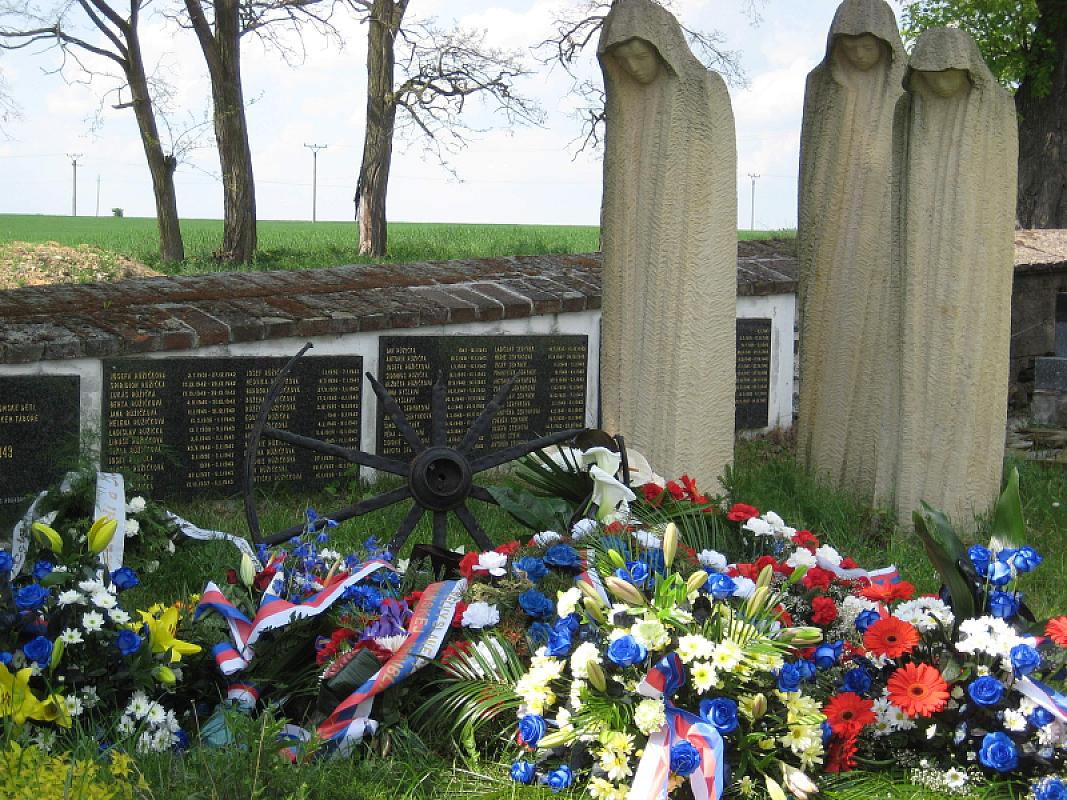 Mirovice, 2008, Das Denkmal an einem Massengrab für Kinder auf dem Friedhof der benachbarten Gemeinde Mirovice, František Kostlán