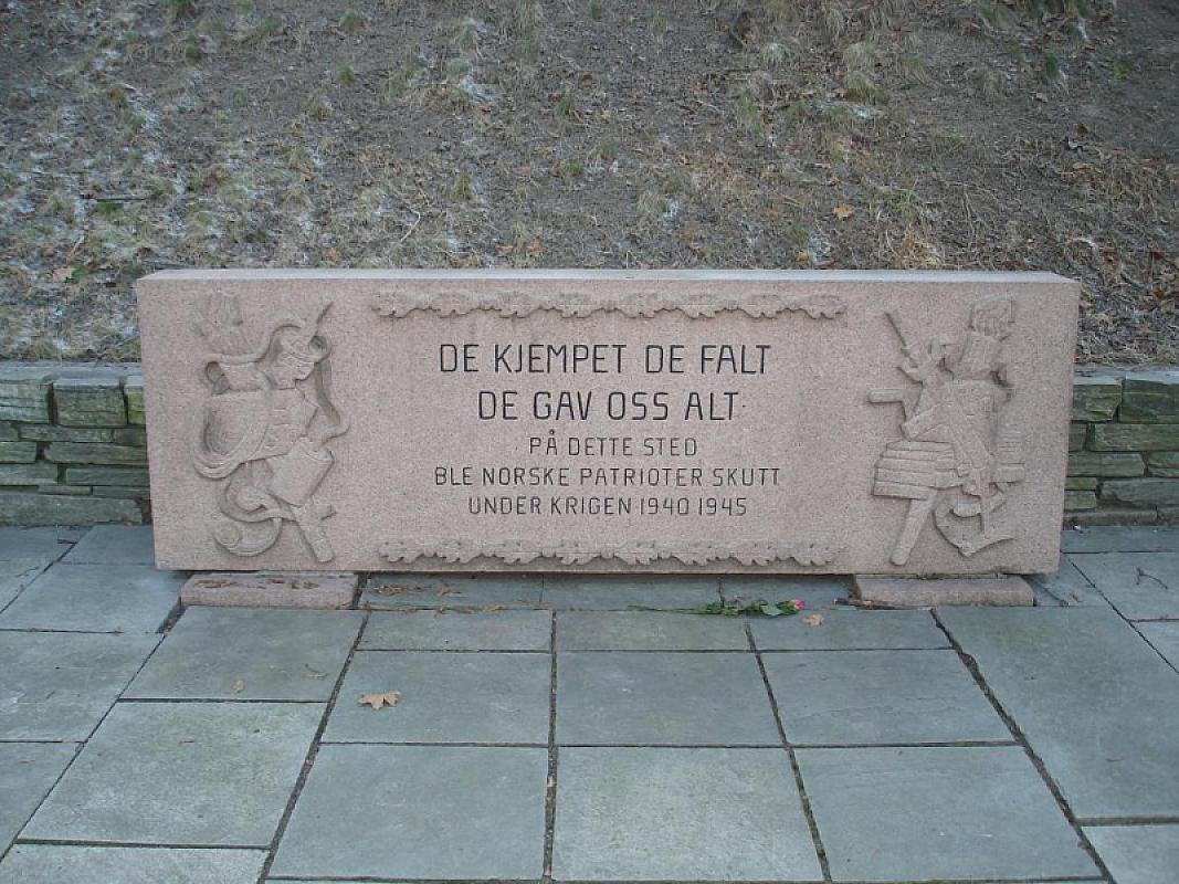 Oslo, 2007, Gedenkstein für die gefallenen Widerstandskämpfer am Fuße der Stadtfestung »Akershus festning«, Christl Wickert