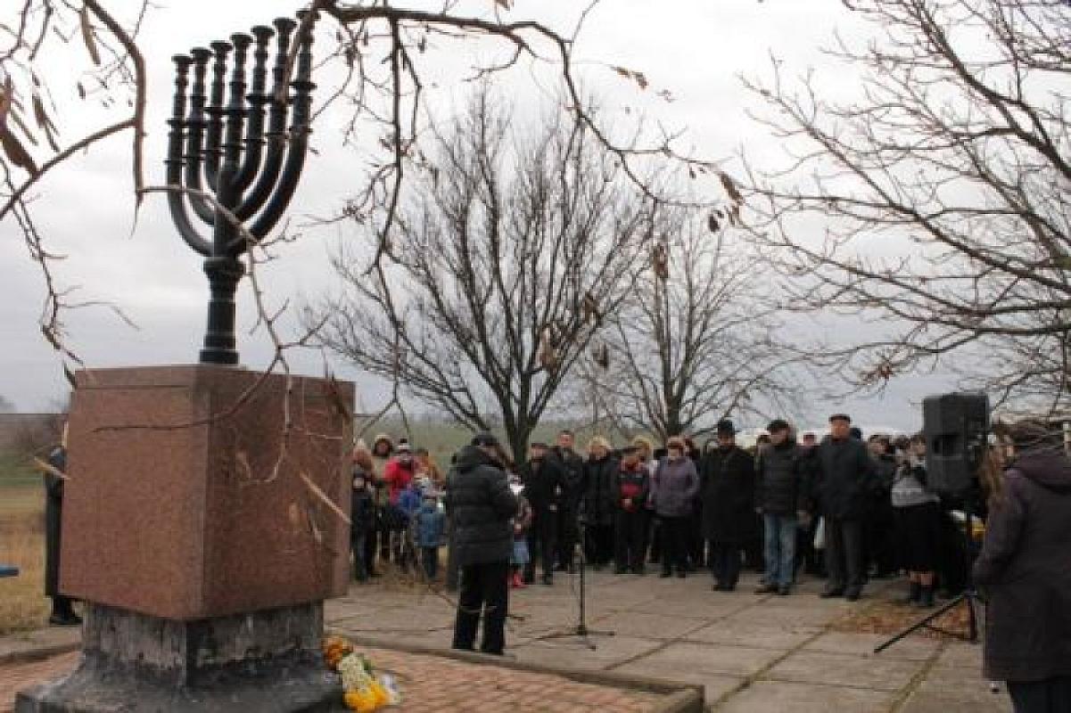 Agrobaza, o.D., Gedenkveranstaltung am Denkmal »Menorah«, Mariupolskaja ewrejskaja obschtschina