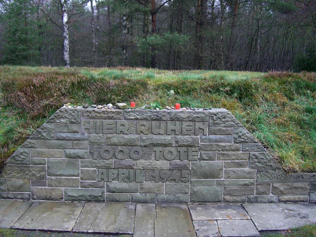 Lohheide, 2007, Massengrab auf dem Gelände der Gedenkstätte, Ronnie Golz