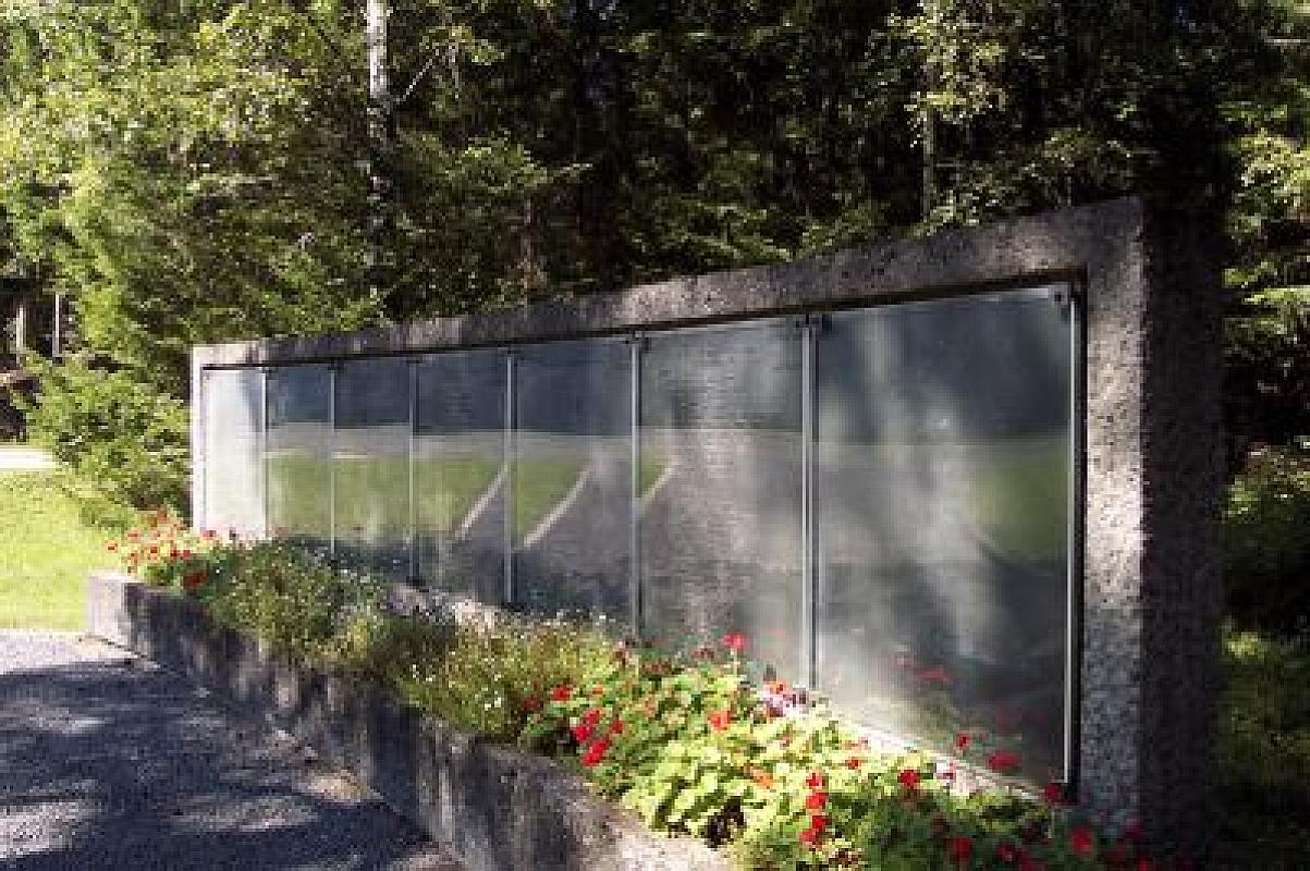Trandum, 2002, Gedenkwand mit den Namen der Opfer, Bjarte Bruland
