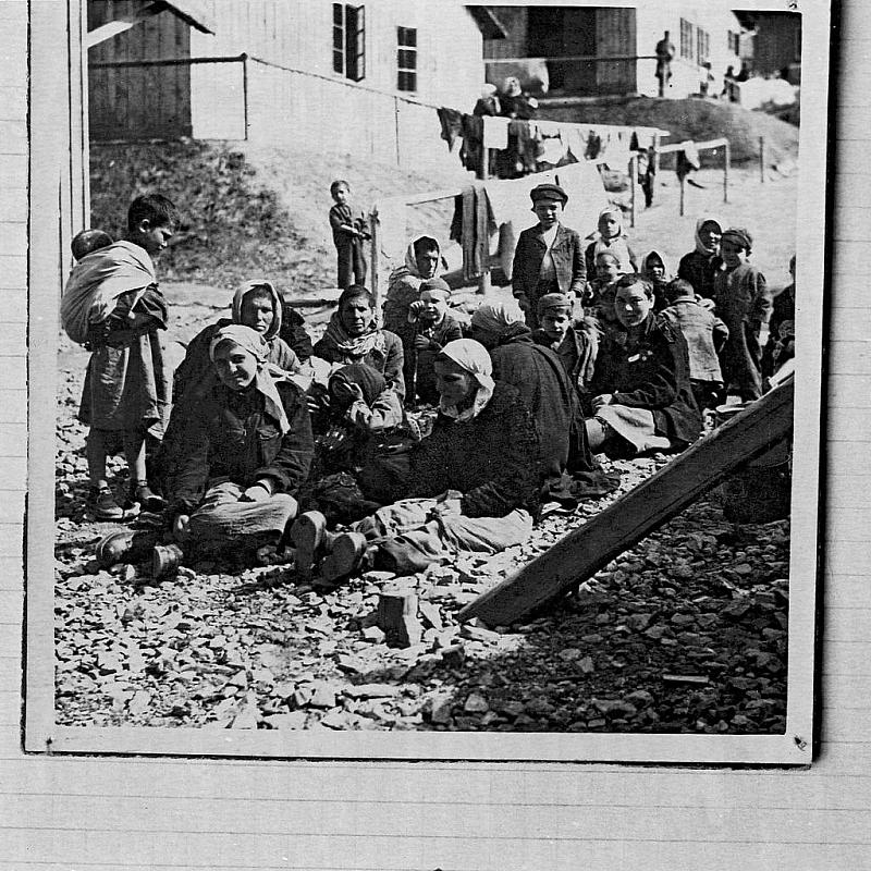 Hodonin, um 1943, Gefangene Roma im »Zigeunerlager Hodonin«, Archiv Muzea romské kultury