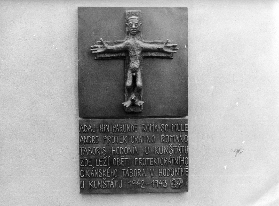 Hodonin, o.D., Gedenktafel bei einem Massengrab in der Nähe des ehemaligen Lagers, Archiv Muzea romské kultury