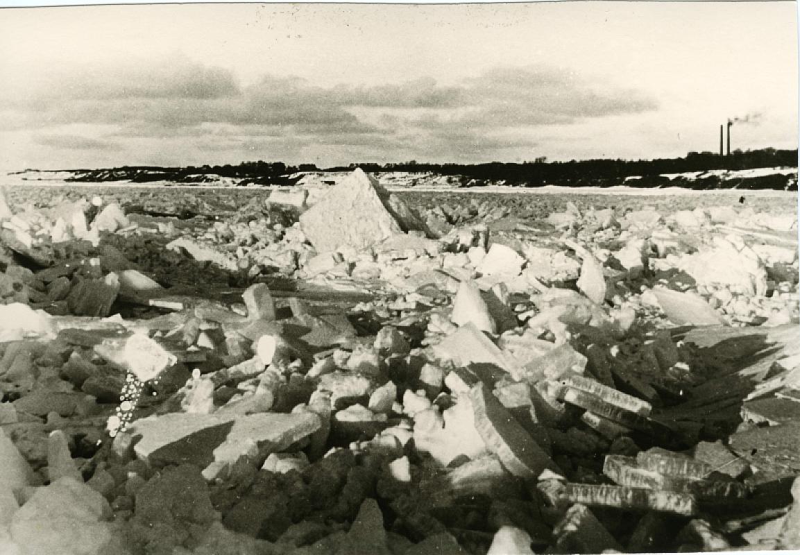 Ostsee vor Palmnicken, 1930er Jahre, im Hintergrund das berühmte Bernsteinbergwerk, Martin Bergau