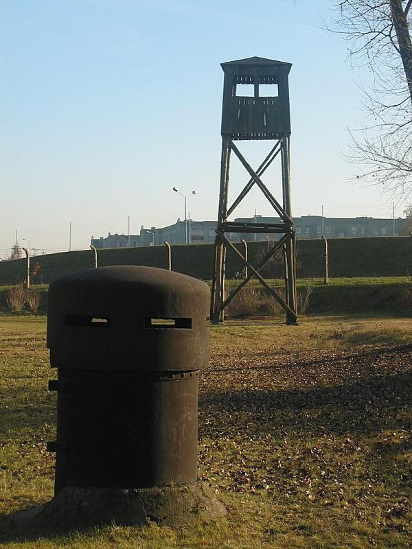 Posen-Żabikowo, 2011, Wachturm auf dem ehemaligen Lagergelände, Muzeum Martyrologiczne w Żabikowie