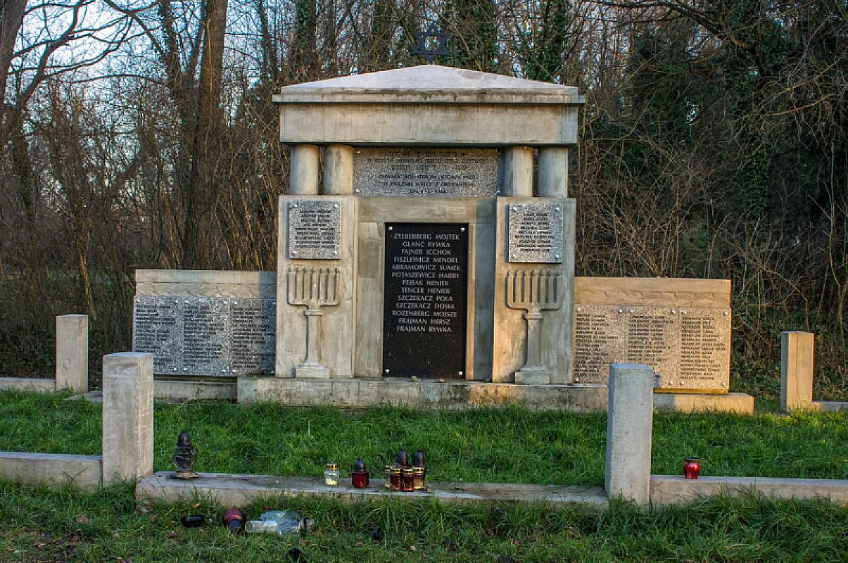 Tschenstochau, 2013, Grab von im Januar 1942 ermordeten Juden auf dem jüdischen Friedhof, Takimiro