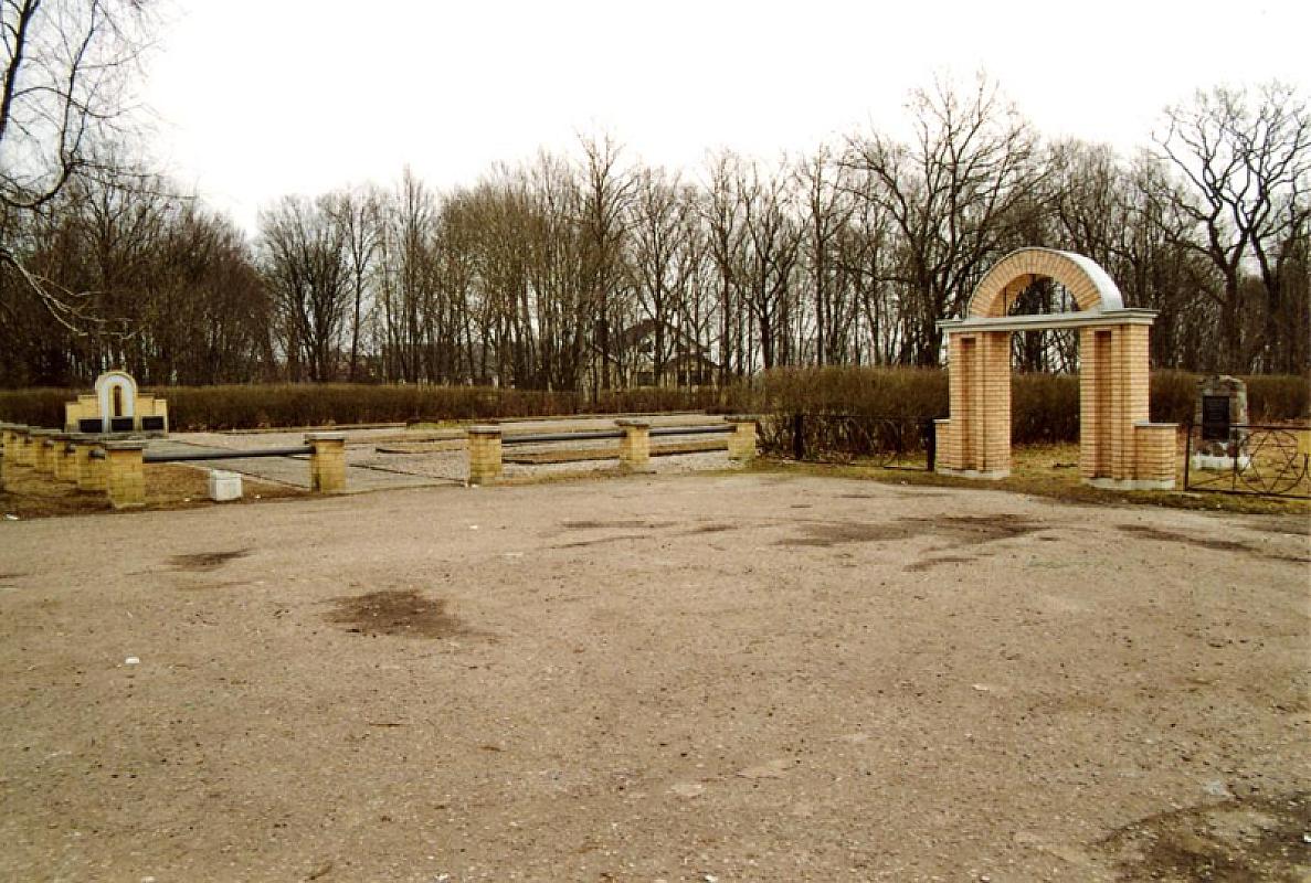 Jurburg, 2009, Das Denkmal und das rekonstruierte Eingangstor zum jüdischen Friedhof, Stiftung Denkmal