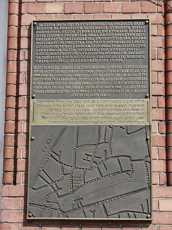 Przemyśl, 2009, Gedenktafel  für das Ghetto am Schulgebäude, Marek Król