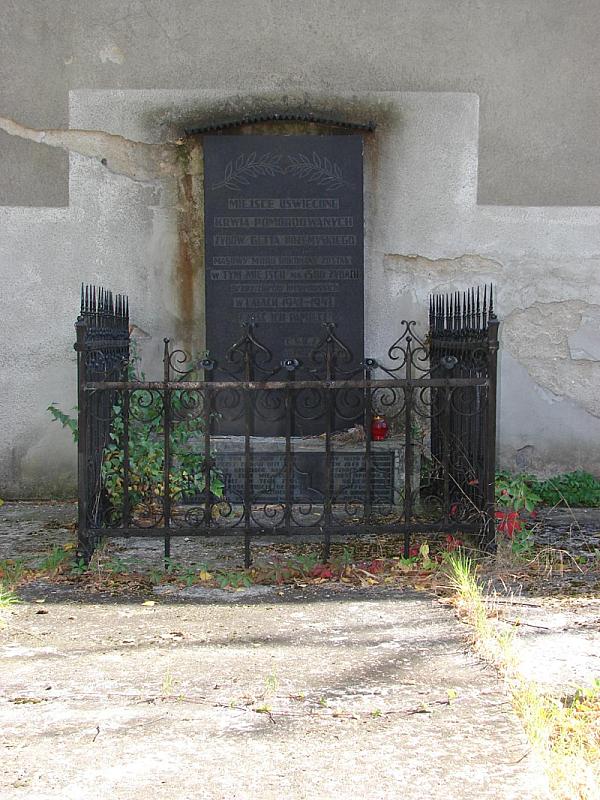 Przemyśl, 2008, Der 1956 aufgestellte Gedenkstein am Ort der Massenerschießung im Schulhof, Marek Król