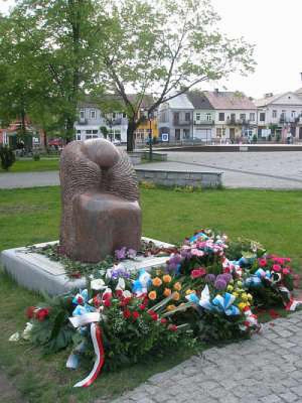 Międzyrzec Podlaski, 2009, Skulptur »Gebet«, Naphtali Brezniak