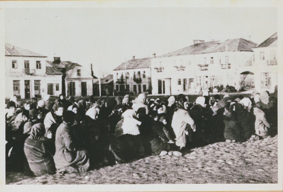 Międzyrzec Podlaski, 1942, Juden müssen vor ihrer Verschleppung stundenlang auf dem Marktplatz ausharren, Staatsarchiv Hamburg, 213-12 Staatsanwaltschaft Landgericht - Nationalsozialistische Gewaltverbrechen, Nr. 21, Bd. 45