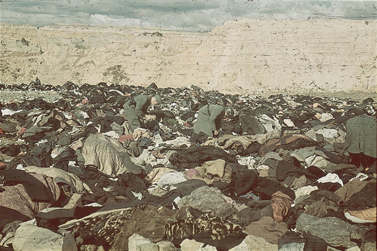 Babij Jar, Ende September 1941, Ordnungspolizei durchsucht die Kleidung ermordeter Juden, Hamburger Institut für Sozialforschung