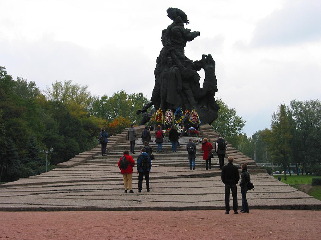 Babij Jar, 2004, Das 1976 errichtete Denkmal, Stiftung Denkmal, Lutz Prieß