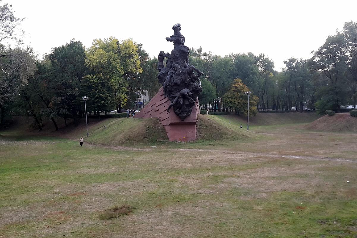 Babij Jar, 2016, Das 1976 errichtete Denkmal, Stiftung Denkmal