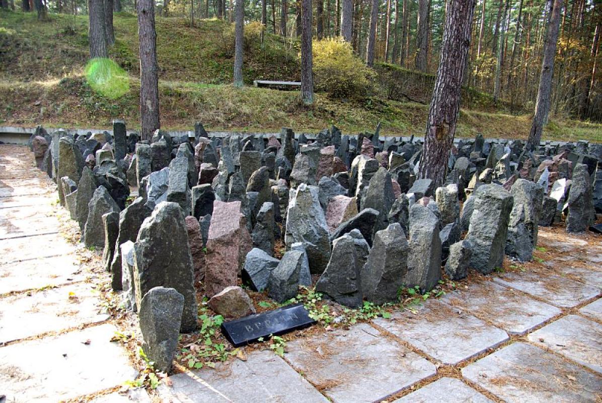 Biķernieki, 2009, Granitsteine zur Erinnerung an die Opfer, Ronnie Golz