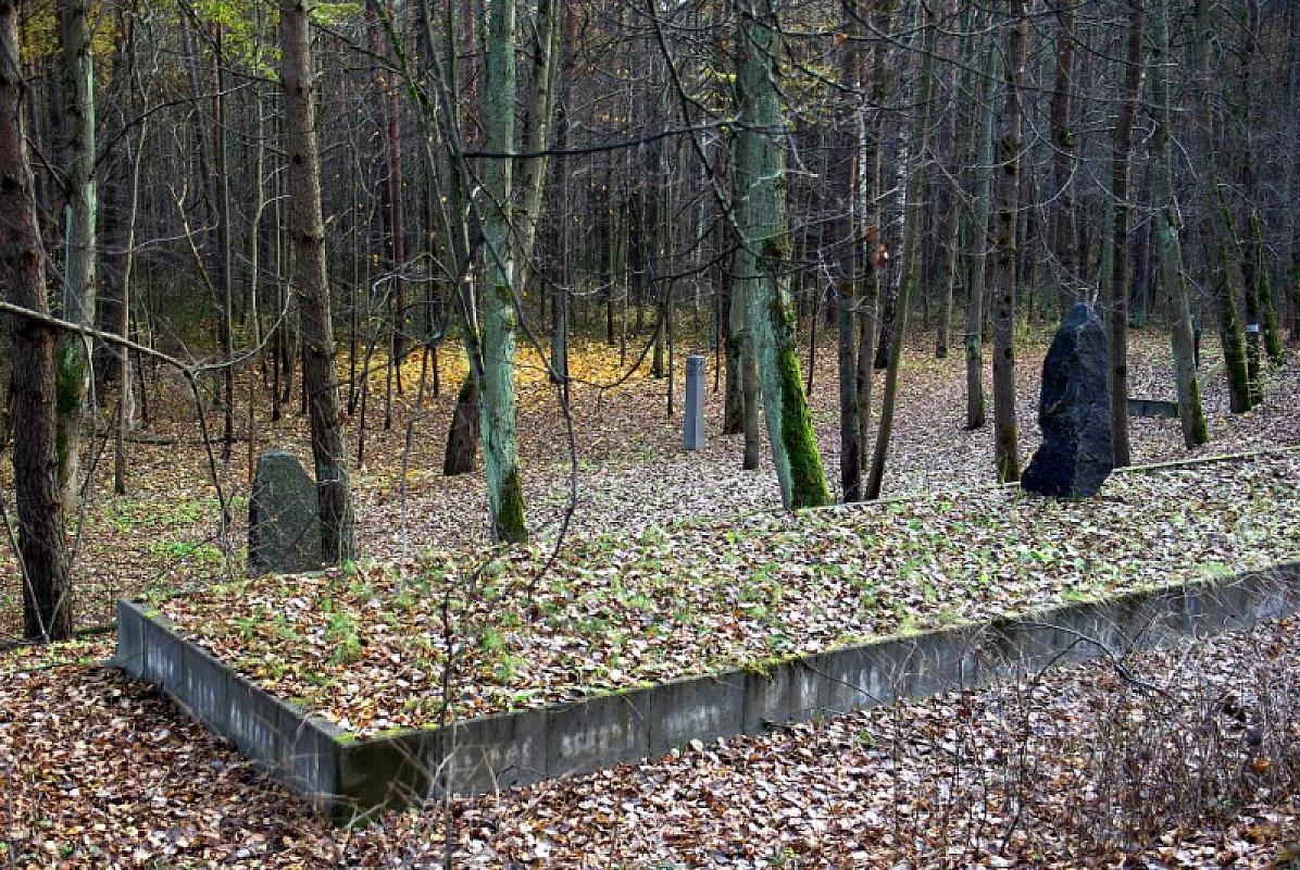 Biķernieki, 2009, Mit Steinen gekennzeichneten Fundorte von Massengräbern, Ronnie Golz