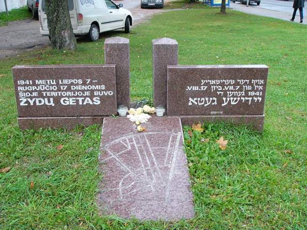 Panevėžys, 2004, Gedenkstein »Tor des jüdischen Ghettos Panevėžys«, Stiftung Denkmal, Nerijus Grigas