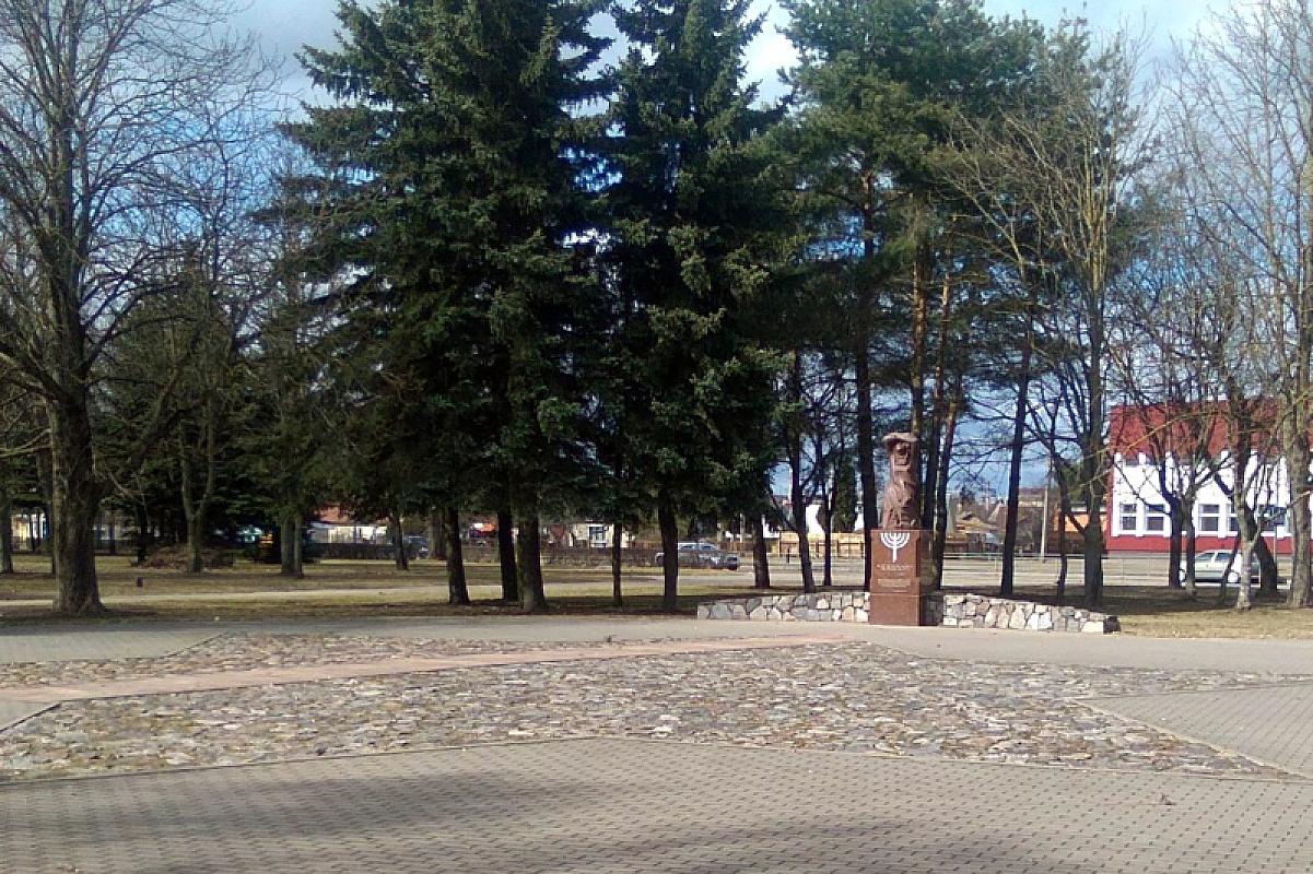 Panevėžys, 2016, Denkmal »Trauernde Jüdische Mutter« am ehemaligen jüdischen Friedhof, Panevėžio apskrities Gabrielės Petkevičaitės-Bitės viešoji Biblioteka, Asta Rimkūnienė