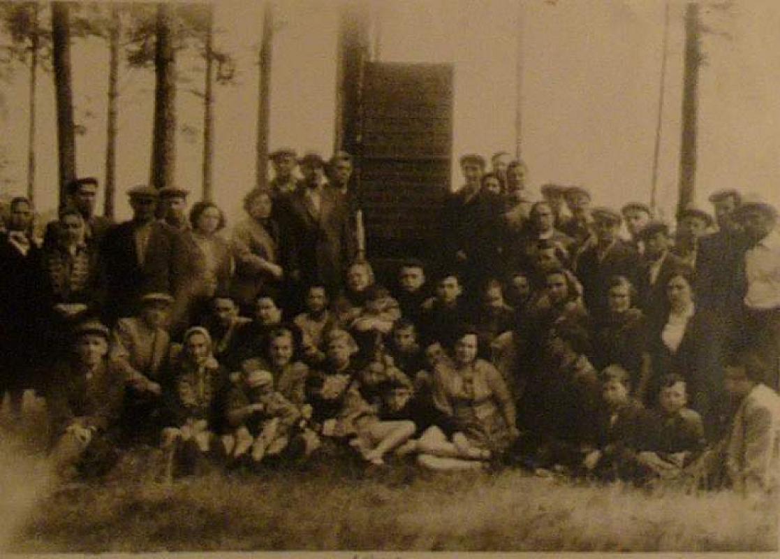 Pajuostė, 1946, Kurz nach der Einweihung des Gedenksteins gedenken Überlebende der Opfer, Panevėžio žydų bendruomenė