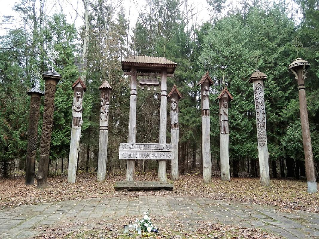 Wald bei Staniūnai (Kaizerlingas), 2018, Seit 1979 erinnern Holzskulpturen an die Opfer der Massenerschießung vom 21. Juli 1941, Panevėžio apskrities Gabrielės Petkevičaitės-Bitės viešoji Biblioteka, A. Veličkienė