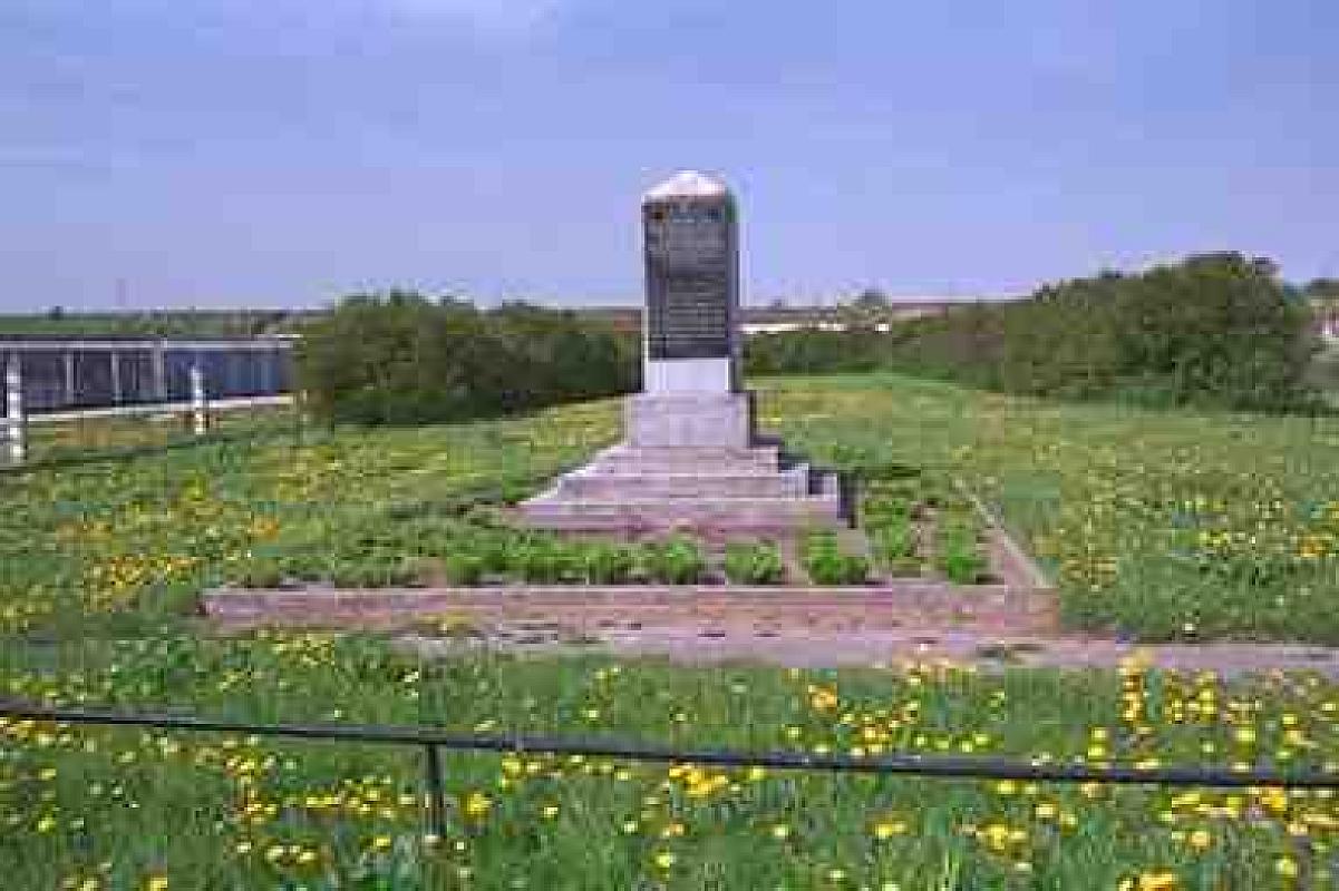 Marijampolė, 2004, Gedenkstein an der Massenerschießungsstätte, Stiftung Denkmal