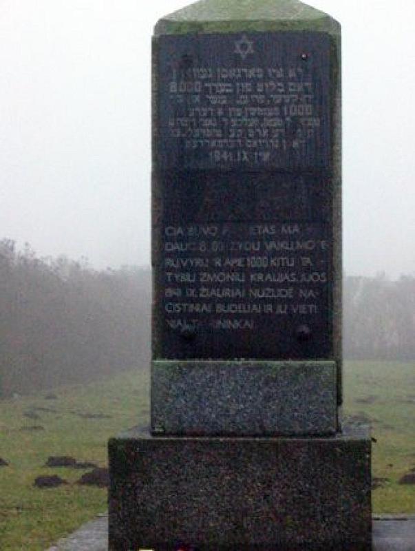 Marijampolė, 2004, Die hebräische und litauische Inschrift des Gedenksteins an der Massenerschießungsstätte, Stiftung Denkmal