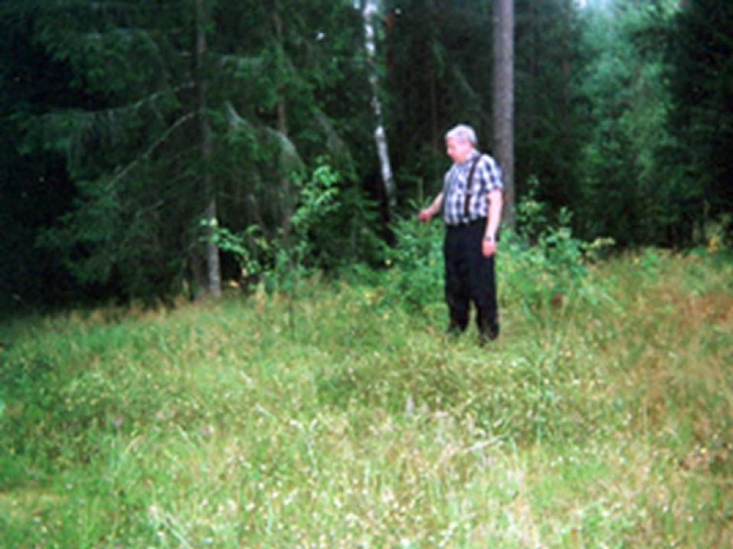Balda-Wald, 2004, Vitālijs Skudra aus Malta zeigt den Ort der Erschießungen, Muzejs »Ebreji Latvijā«