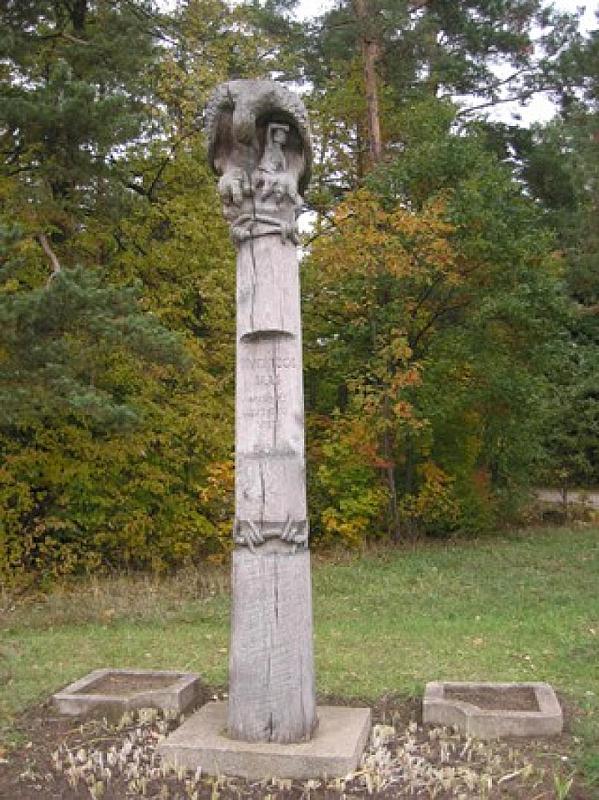 Ukmergė (Wilkomir), 2001, Holzstatue im Wald Pivonija, Švietimo kaitos fondas