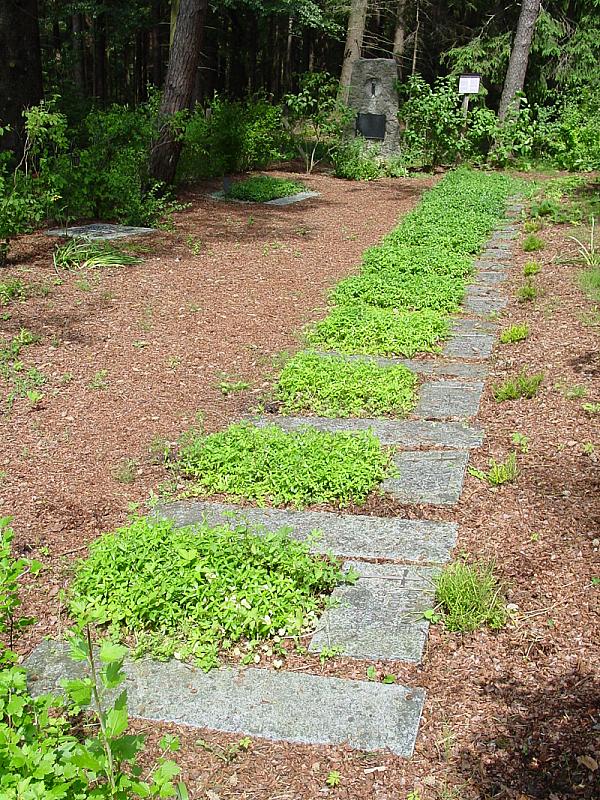 Bühlerzell, 2006, Steinplatten mit den Namen der beerdigten Kinder auf dem Friedhof Gantenwald, Gemeinde Bühlerzell, Franz Rechtenbacher