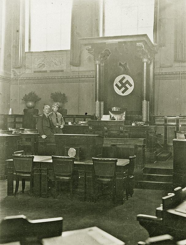 Karlsruhe, 1933, Sitzungssaal des badischen Landtags mit Hakenkreuzfahne, Generallandesarchiv Karlsruhe, 231_3397#4-4