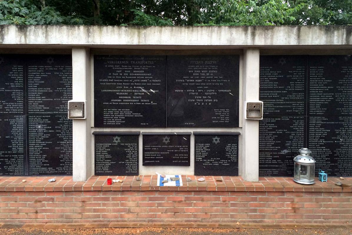Tröbitz, 2016, Gedenkmauer mit den Namen der Opfer am Jüdischen Friedhof, Mirna Campanella