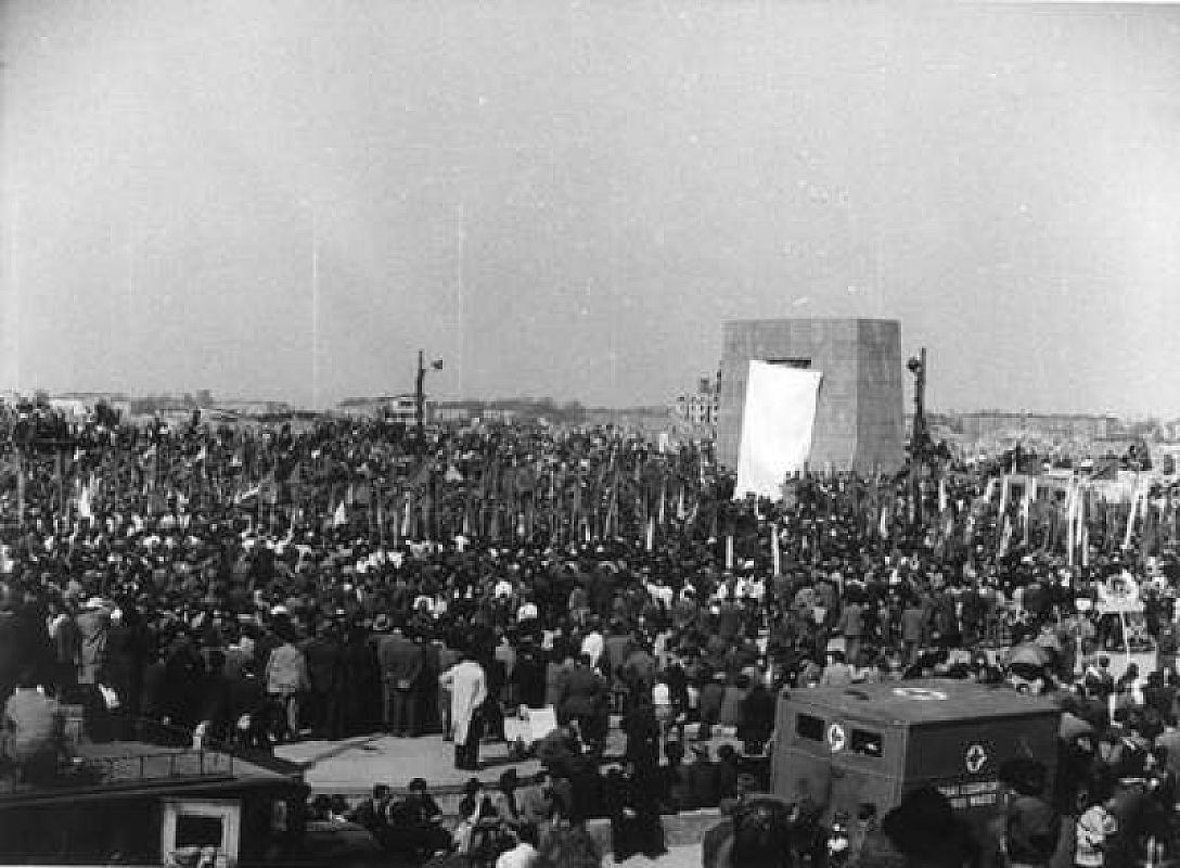 Warschau, 1948, Einweihung des Denkmals in der noch zerstörten Stadt, Yad Vashem
