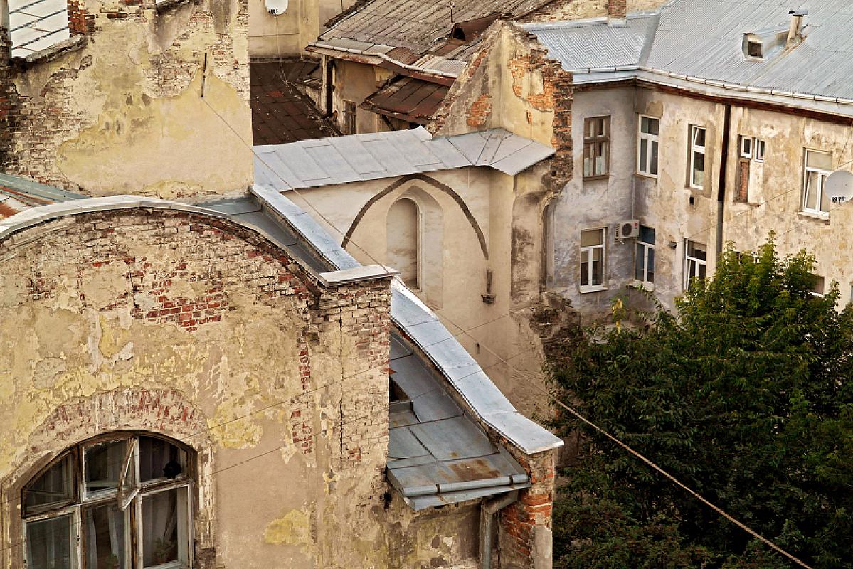 Lemberg, 2013, Das Gelände der ehemaligen Goldenen-Rose-Synagoge vor der Renovierung von der gegenüberliegenden Straße aus betrachtet, Christian Herrmann