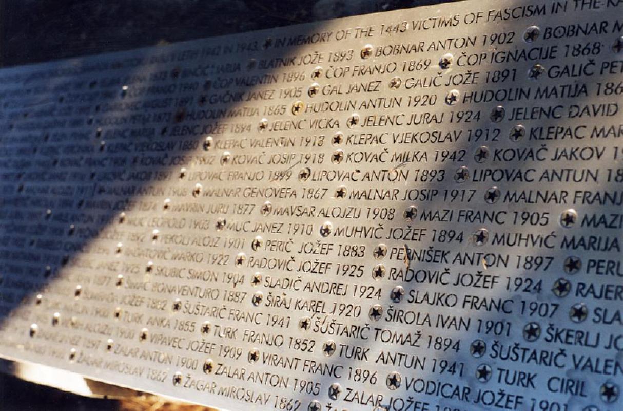 Rab, 2005, Metalltafel mit Namen der Opfer, Stiftung Denkmal, Christian Schölzel