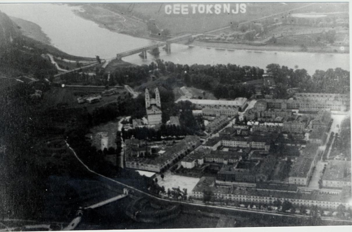Dünaburg, 1930er Jahre, Luftaufnahme der Stadt mit Brücke über der Düna und der Festung im Vordergrund, Latvijas Valsts Kinofotofonodokumentu Arhīvs